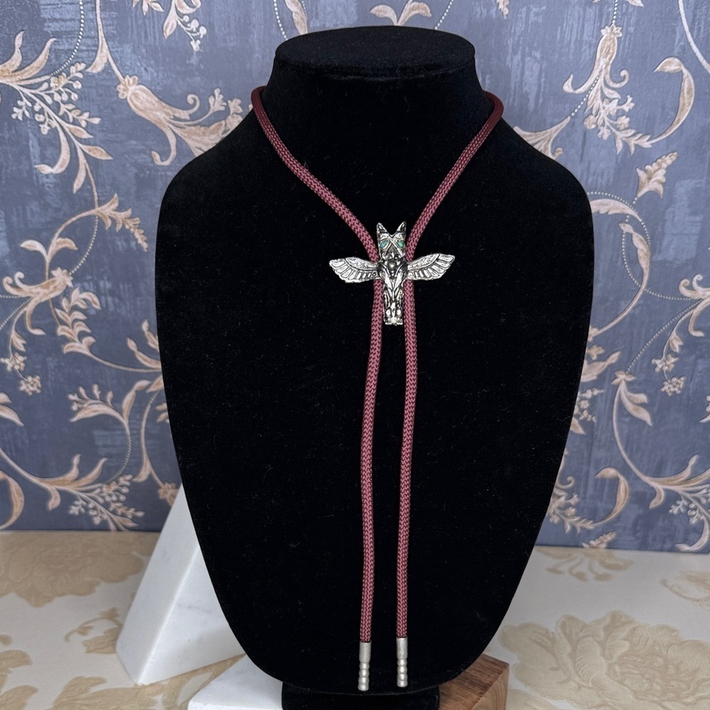 Vintage Native American Zuni Knifewing bolo tie with rope cord Lot A26